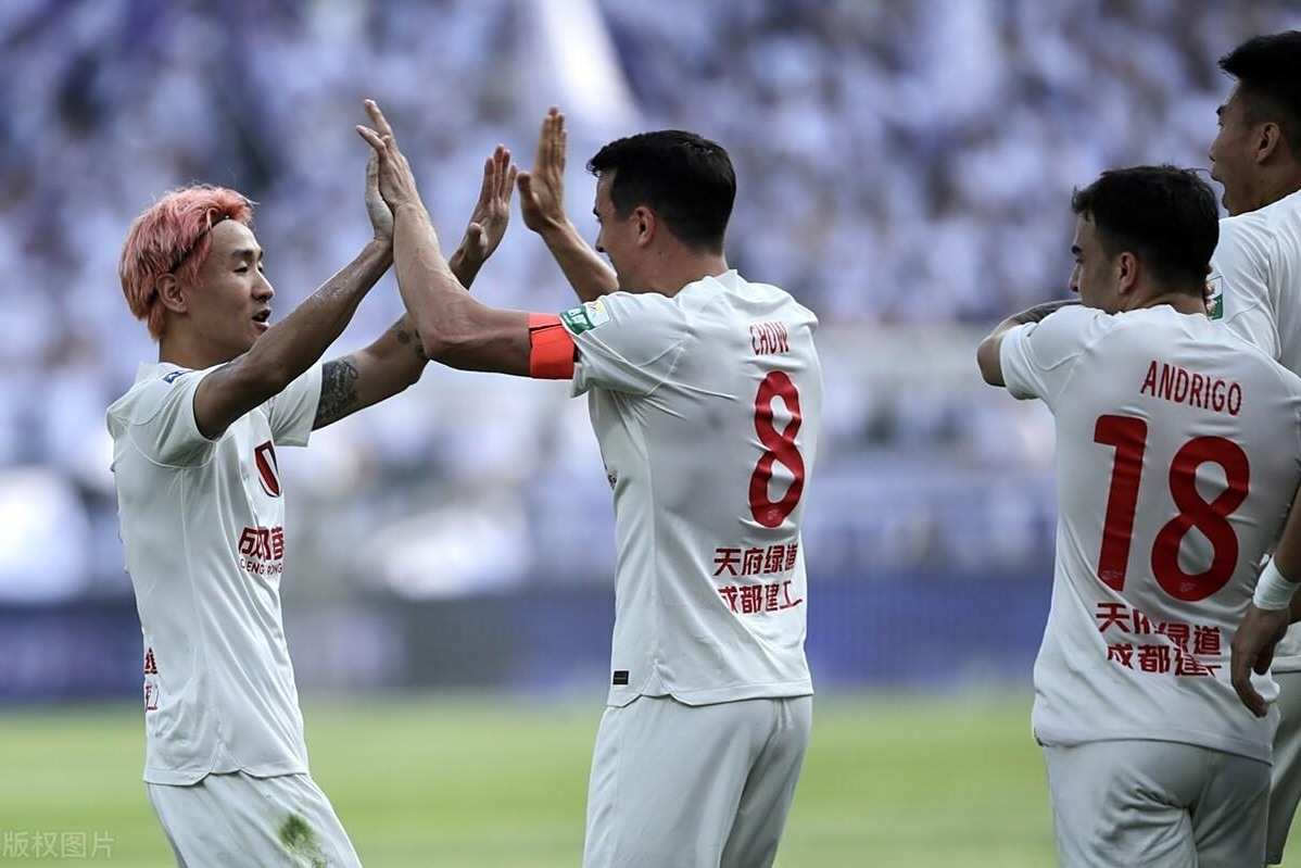 战术调整首场状态出色，SKT观众沸腾！，莱万多夫斯基重返赛场引发球迷热议的简单介绍